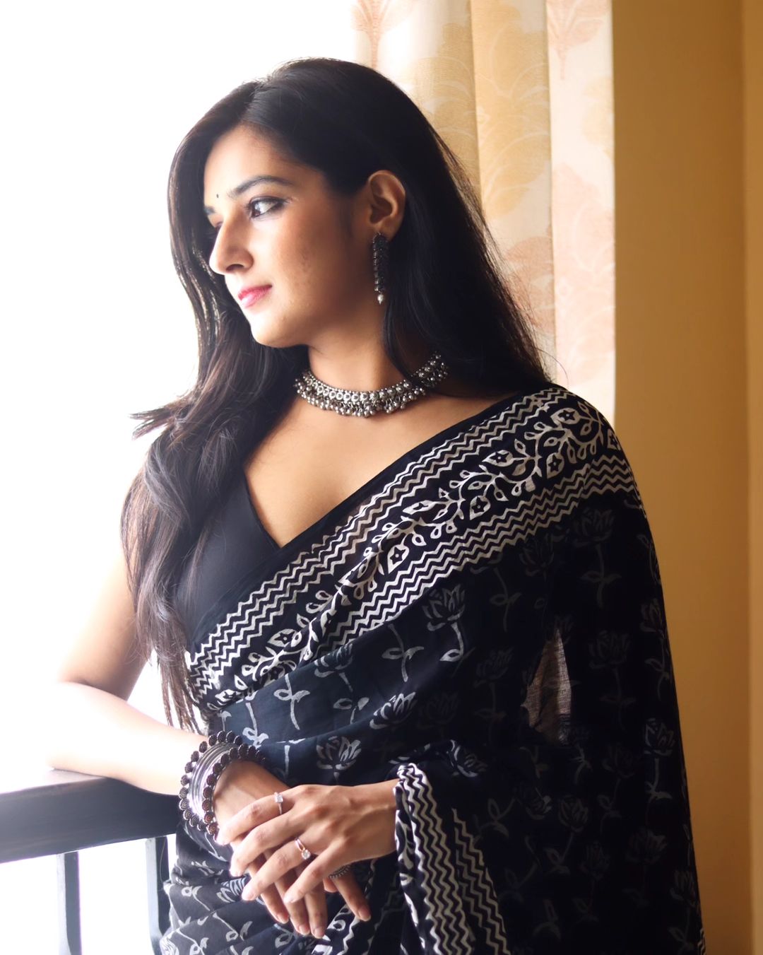 Black & White Floral Printed Linen Ready To Wear Saree